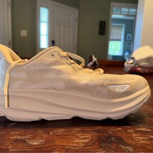 Hoka Clifton 9, women’s size 8.5